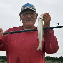 En Las Barrancas, los mejores resultados llegan cuando sopla el viento. El movimiento del agua incrementa el oxígeno y el pejerrey —el “flecha”— sube a comer más decidido. 