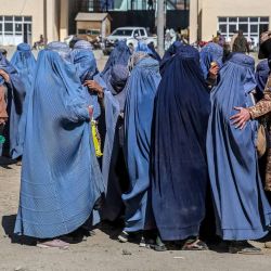 Mujeres afganas vestidas con burka hacen fila para recibir ayuda alimentaria de una organización benéfica local. Foto de Mohammad Faisal NAWEED / AFP | Foto:AFP