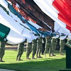 La presidenta de México, Claudia Sheinbaum, rinde homenaje durante la celebración del Día de la Bandera en la Ciudad de México. Foto de YURI CORTEZ / AFP | Foto:AFP