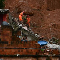 Rescatistas buscan víctimas en un deslizamiento de tierra causado por fuertes lluvias en el barrio Parque Jardim Burnier, Minas Gerais, Brasil. Foto de Pablo PORCIUNCULA / AFP  | Foto:AFP