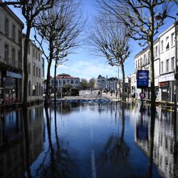 Esta fotografía muestra una calle inundada tras graves inundaciones causadas por la tormenta Nils en Saintes, en el suroeste de Francia. Foto de Christophe ARCHAMBAULT / AFP | Foto:AFP