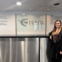 VOZ Y TENSIÓN MUSCULAR: CUANDO EL CUERPO HABLA A TRAVÉS DE LA GARGANTA