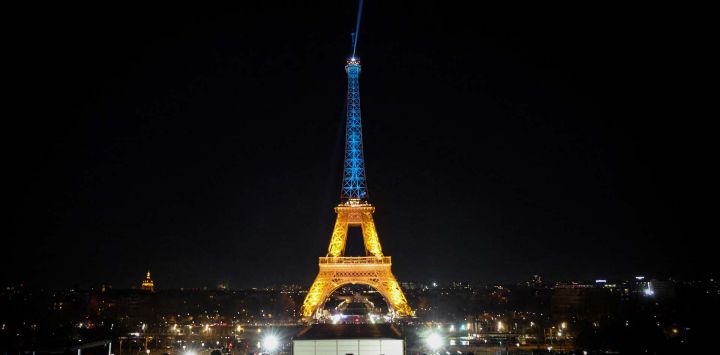 La Torre Eiffel está iluminada con los colores de la bandera ucraniana para conmemorar el cuarto aniversario de la guerra en París. Foto de Ludovic MARIN / AFP 
