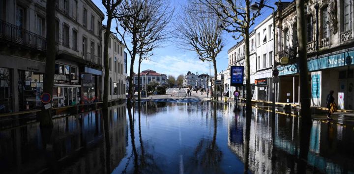 Esta fotografía muestra una calle inundada tras graves inundaciones causadas por la tormenta Nils en Saintes, en el suroeste de Francia. Foto de Christophe ARCHAMBAULT / AFP