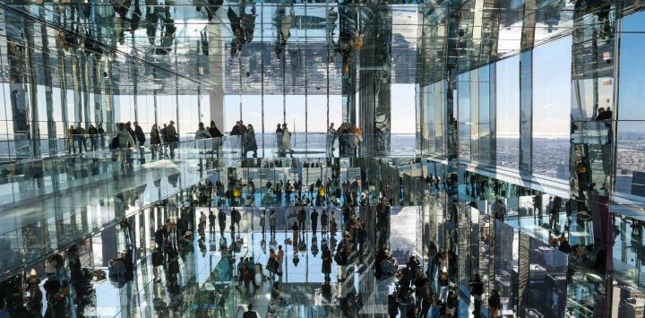 La gente visita SUMMIT One Vanderbilt en la ciudad de Nueva York. Foto de ANGELA WEISS / AFP