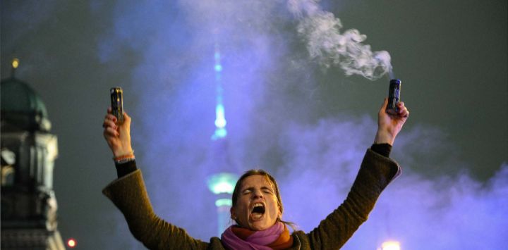 Concentración frente a la Torre de Televisión para conmemorar el cuarto aniversario de la invasión a gran escala de Rusia a Ucrania en Berlín. Foto de RALF HIRSCHBERGER / AFP