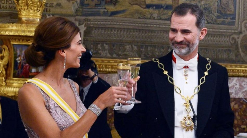 Bomba internacional: aseguran que Juliana Awada y el rey Felipe viven un intenso romance