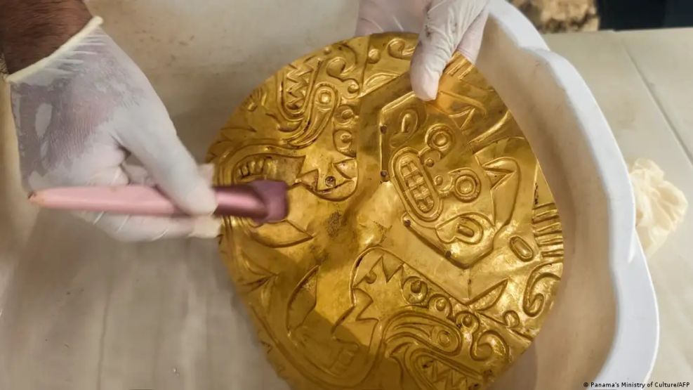 Descubren una tumba de más de mil años con oro y cerámica.