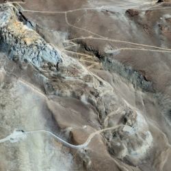  Glaciar de escombros en medio de operaciones mineras.