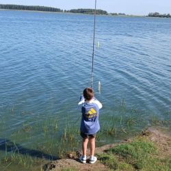El ámbito evidencia una importante población de pejerreyes de distintos portes. Si bien abunda el chiquitaje cercano a la medida mínima, también aparecen ejemplares que ocasionalmente alcanzan los 40 centímetros.