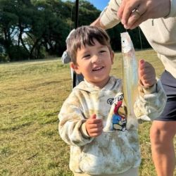 El ámbito evidencia una importante población de pejerreyes de distintos portes. Si bien abunda el chiquitaje cercano a la medida mínima, también aparecen ejemplares que ocasionalmente alcanzan los 40 centímetros.