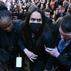 Aliya Rahman, una bangladesí-estadounidense, es retirada de la cámara mientras el presidente de EE. UU., Donald Trump, pronuncia su discurso del Estado de la Unión en Washington, DC. Foto de Brendan SMIALOWSKI / AFP | Foto:AFP