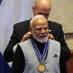 El primer ministro de India, Narendra Modi, recibe la 'Medalla del Presidente de la Knéset' de Amir Ohana, el presidente del parlamento israelí, la Knéset, en Jerusalén. Foto de ilia YEFIMOVICH / AFP | Foto:AFP