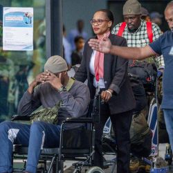 Un grupo de 11 hombres sudafricanos supuestamente atraídos para luchar junto a soldados rusos en la guerra contra Ucrania llega al Aeropuerto Internacional King Shaka en Durban. Foto de RAJESH JANTILAL / AFP | Foto:AFP