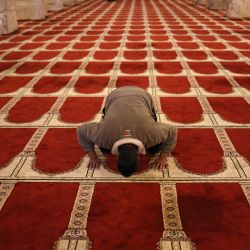 Un hombre palestino reza dentro de la mezquita al-Marawani ubicada en el complejo de la mezquita de Al-Aqsa en Jerusalén. Foto de AHMAD GHARABLI / AFP | Foto:AFP