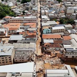 Vista aérea que muestra las calles del distrito comercial de Uba, en el estado de Minas Gerais, Brasil, donde un puente y varios edificios se derrumbaron. Foto de Pablo PORCIUNCULA / AFP | Foto:AFP