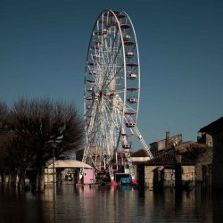 Una noria se encuentra parcialmente sumergida en aguas de inundación cerca de edificios históricos en Saintes, en el suroeste de Francia. Foto de Philippe LOPEZ / AFP | Foto:AFP