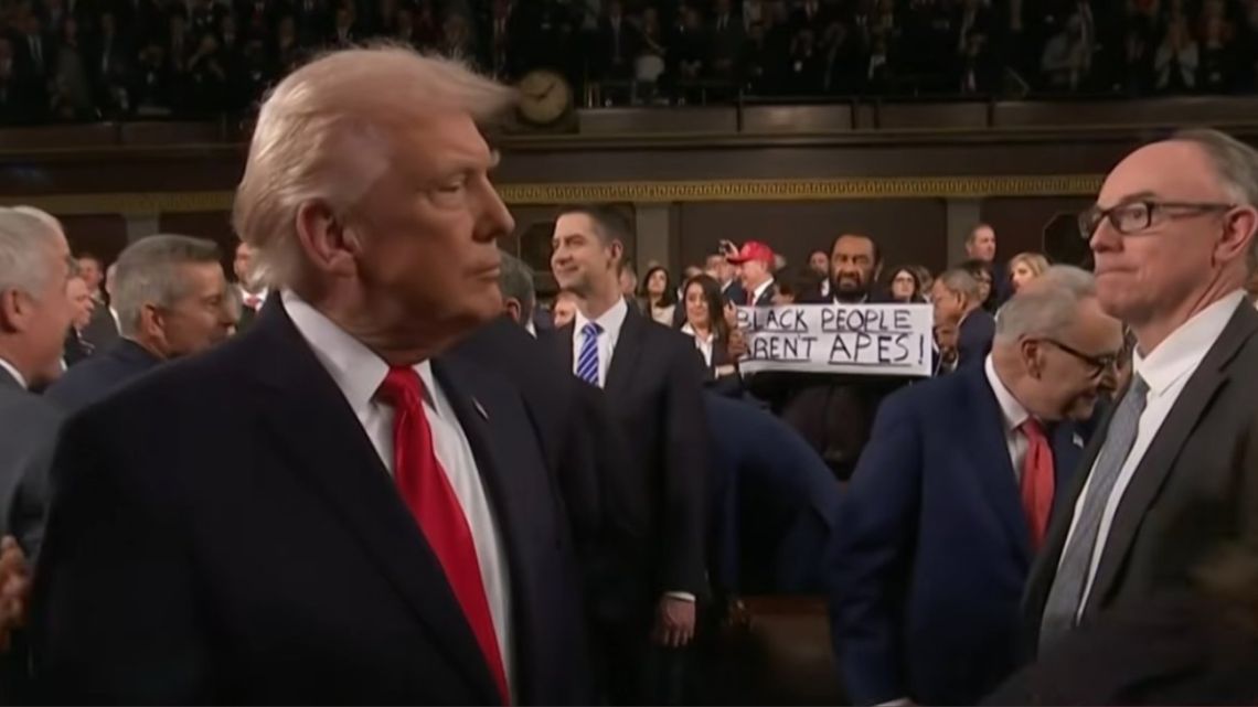 Expulsan a un congresista demócrata tras exhibir un cartel contra Donald Trump: «Las personas negras no son monos»