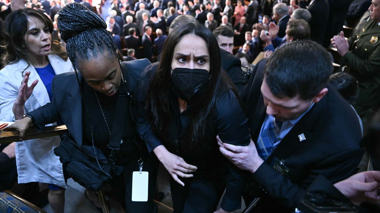 Aliya Rahman, una bangladesí-estadounidense, es retirada de la cámara mientras el presidente de EE. UU., Donald Trump, pronuncia su discurso del Estado de la Unión en Washington, DC. Foto de Brendan SMIALOWSKI / AFP | Foto:AFP