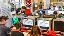 Alumnos siguiendo un tutorial en pantalla 20260224