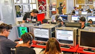 Alumnos siguiendo un tutorial en pantalla 20260224