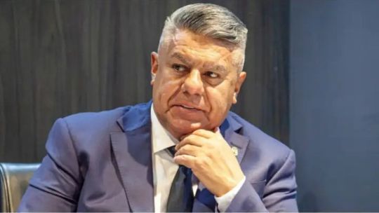 "Chiqui Tapia Botón": el cantito de las hinchadas a las remeras en apoyo al titular de la AFA