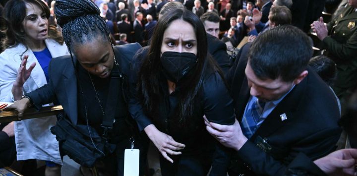 Aliya Rahman, una bangladesí-estadounidense, es retirada de la cámara mientras el presidente de EE. UU., Donald Trump, pronuncia su discurso del Estado de la Unión en Washington, DC. Foto de Brendan SMIALOWSKI / AFP