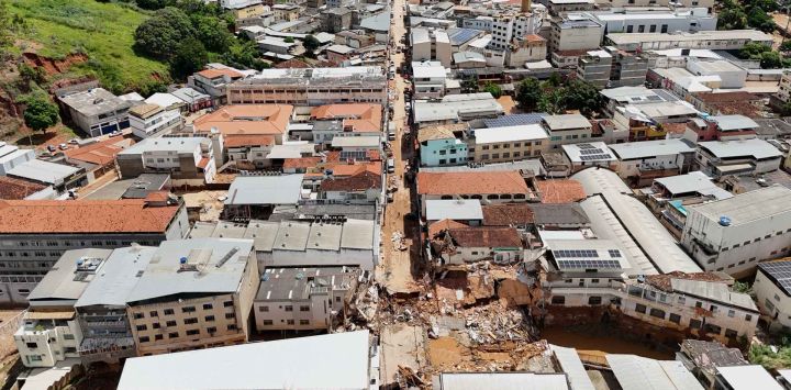 Vista aérea que muestra las calles del distrito comercial de Uba, en el estado de Minas Gerais, Brasil, donde un puente y varios edificios se derrumbaron. Foto de Pablo PORCIUNCULA / AFP