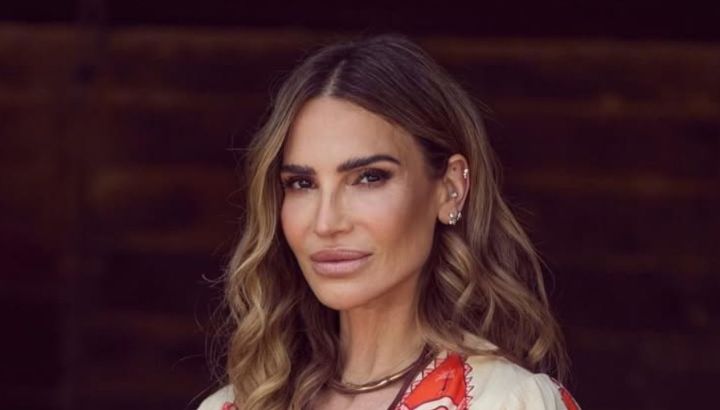 El look sofisticado en clave total red con el que María Vázquez marcó tendencia 