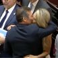 El beso entre Carolina Losada y Luis Naidenoff en el Senado tras la designación de auditores de la AGN 