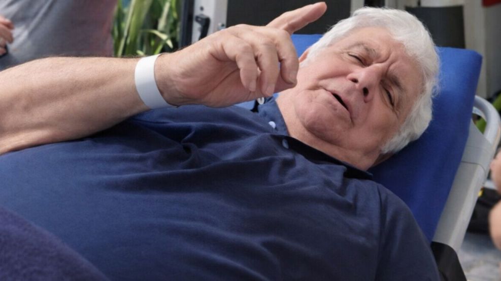 Alberto Samid a punto de subir a la ambulancia que lo trasladaría al vuelo sanitario desde Uruguay a la Argentina