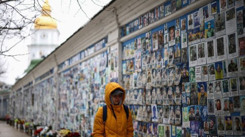 El mural de las víctimas que dejó el conflicto bélico en Ucrania. 