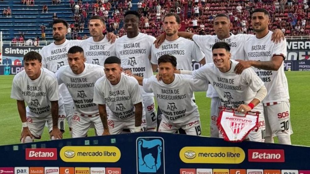Instituto con la camiseta de apoyo a Tapia