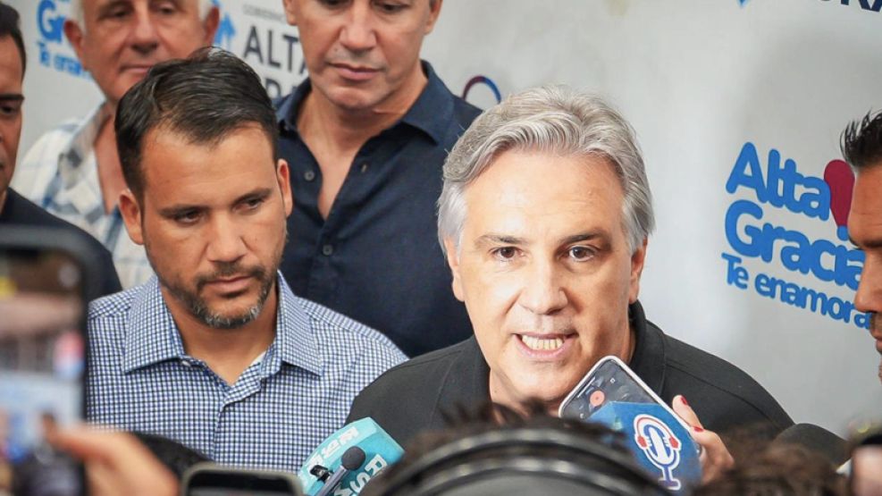 Marcos Torres junto a Martín Llaryora