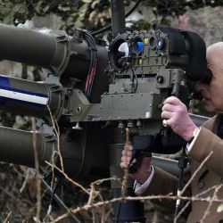 El rey Carlos III observa un lanzador múltiple ligero durante una visita al 7º Grupo de Defensa Aérea de la Artillería Real en los Cuarteles Baker en Emsworth. Foto de Andrew Matthews /AFP | Foto:AFP