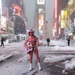 El Vaquero Desnudo se presenta en Times Square durante una tormenta de invierno en Manhattan, Ciudad de Nueva York. Foto de TIMOTHY A. CLARY / AFP | Foto:AFP