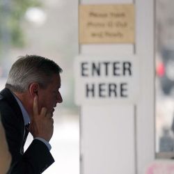 El CEO de Netflix, Ted Sarandos, pasa por un control de seguridad al llegar a reuniones en la Casa Blanca. Foto de Andrew Harnik / AFP | Foto:AFP