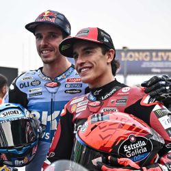 El piloto español de BK8 Gresini Racing Alex Márquez y el piloto español del Ducati Lenovo Team, Marc Márquez. Foto de Lillian SUWANRUMPHA / AFP | Foto:AFP