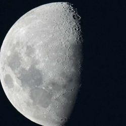 Una media luna brilla sobre Buenos Aires. Foto de JUAN MABROMATA / AFP | Foto:AFP