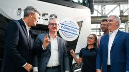 IVECO fabrica en Córdoba el camión S-Way y Llaryora pidió defender la industria nacional
