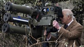 El rey Carlos III observa un lanzador múltiple ligero durante una visita al 7º Grupo de Defensa Aérea de la Artillería Real en los Cuarteles Baker en Emsworth. Foto de Andrew Matthews /AFP