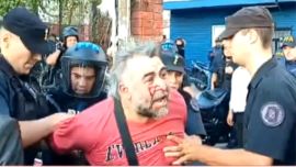 Un camarógrafo fue detenido y golpeado por la Policía en la protesta contra la Ley de Glaciares