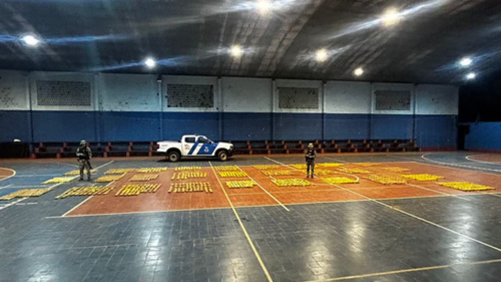 Secuestran 900 kilos de marihuana en dos barcazas.