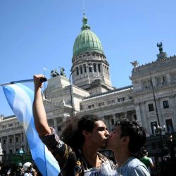 Hombres se besan durante una protesta frente al edificio del Congreso, donde se están tratando las reformas laborales del presidente de Argentina, Javier Milei. Foto de Luis Robayo / AFP | Foto:AFP