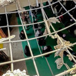 Oraciones del viernes dentro de una mezquita dañada durante los combates transfronterizos entre Pakistán y Afganistán durante la noche en Bajaur. Foto de Fazal RAHMAN / AFP | Foto:AFP