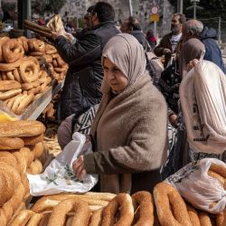 Una mujer compra pan en una panadería en la ciudad vieja de Jerusalén. Foto de JOHN WESSELS / AFP | Foto:AFP