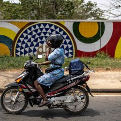 Una mujer conduce una motocicleta cerca del Lycée de Tokoin en Lomé. Foto de OLYMPIA DE MAISMONT / AFP | Foto:AFP