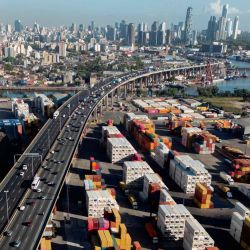 Vista aérea de la autopista Dr. Ricardo Balbín y los contenedores en el Puerto Dock Sud en Avellaneda, Bs As. Foto de LUIS ROBAYO / AFP | Foto:AFP