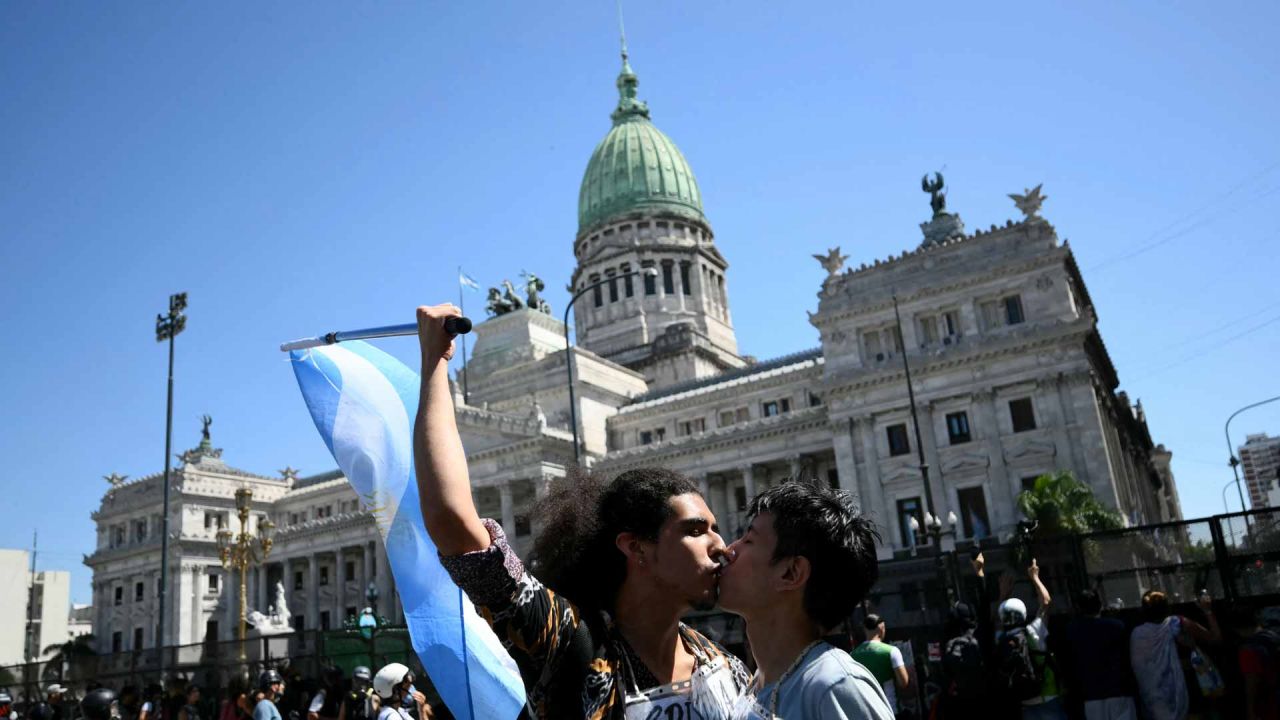 Hombres se besan durante una protesta frente al edificio del Congreso, donde se están tratando las reformas laborales del presidente de Argentina, Javier Milei. Foto de Luis Robayo / AFP | Foto:AFP
