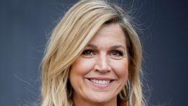 El look royal blue de Máxima Zorreguieta con plumas y zafiros